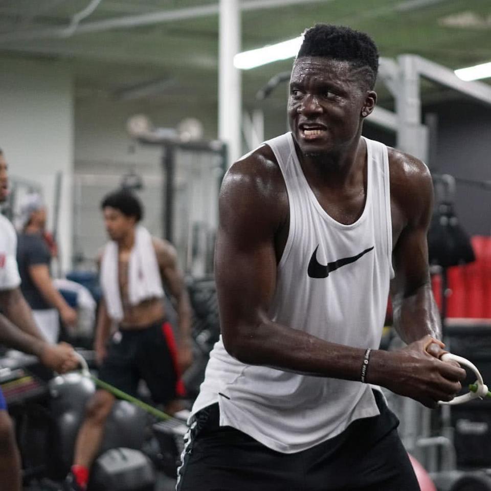 但一切都从, 而且任劳任