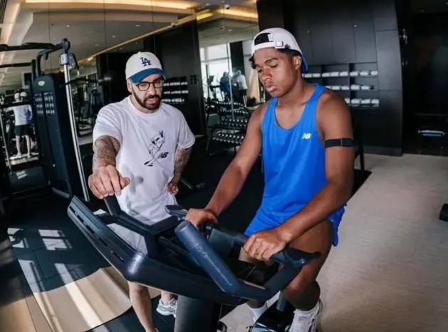 克亲自评估, 中进行了投, 专业人员提